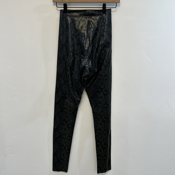 COMMANDO Faux Leather snake skin Legging with Control - Picture 5 of 6